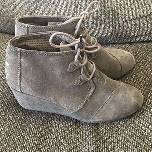 Toms wedge front lace up suede grey booties 8.5